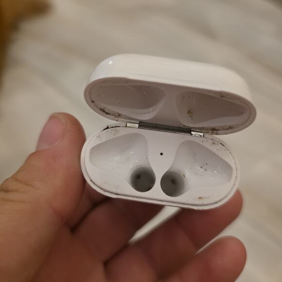 Apple AirPods 2nd Generation with Wireless Charging Case - White + Case Only - Picture 8 of 12